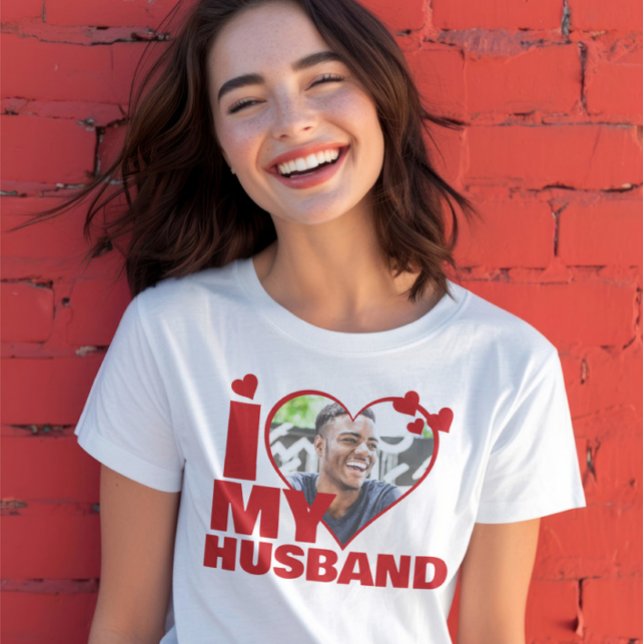 Camiseta Personalizado, me encanta la foto del corazón de m (Personalized I Love My Husband Heart Photo T-Shirt by Ricaso. Add your own photograph to this shirt)