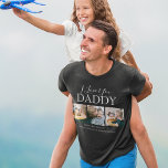 Camiseta Personalizado moderno te amo papá | 3 Foto<br><div class="desc">Esta elegante y moderna camiseta fotográfica es el regalo perfecto para el día del padre, el padrastro o el abuelo. La camiseta muestra el texto 'TE AMO PAPÁ, FELIZ PRIMER DÍA DE LOS PADRES, MUCHO AMOR, ABRAZOS Y KISSES XOXOXO', más 3 de tus fotos familiares favoritas. El texto se edita...</div>