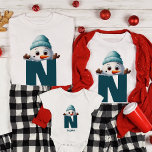 Camiseta Personalizado Monogramado de Navidades familiares<br><div class="desc">Prepárese para una temporada festiva y reconfortante con nuestra Personalizado Monogrammed Family Navidades Cute Snowman T-Shirt. Esta adorable camisa es la elección perfecta para las familias que buscan darle un toque personalizado a las celebraciones de sus Navidades. Nuestra camiseta monogramada de Navidades familiares le permite personalizar con los nombres de...</div>