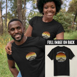 Camiseta Personalizado Mountain Sunset Road Trip Pocket & B<br><div class="desc">Esta fresca puesta de sol de época naranja sobre montañas rocosas en la naturaleza es una gran imagen para un conjunto de camisetas personalizadas para una reunión familiar, un viaje por carretera o unas vacaciones de verano. Conmemorar tu semana de vacaciones con lentes de amor para mamá, papá, hermano y...</div>