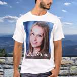 Camiseta Personalizado Nombre de foto Texto personalizado<br><div class="desc">Sube tu foto, agrega un nombre o texto y crea fácilmente tu camiseta de fotos personalizada. Haga clic en PERSONALIZAR para cambiar el color del texto. Puede TRANSFERIR este DISEÑO a otros productos de Zazzle y ajustarlo para que se ajuste a la mayoría de los artículos de Zazzle. También puede...</div>