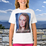 Camiseta Personalizado Nombre de foto Texto personalizado<br><div class="desc">Sube tu foto, agrega un nombre o texto y crea fácilmente tu camiseta de fotos personalizada. Haga clic en PERSONALIZAR para cambiar el color del texto. Puede TRANSFERIR este DISEÑO a otros productos de Zazzle y ajustarlo para que se ajuste a la mayoría de los artículos de Zazzle. También puede...</div>