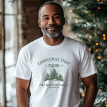Camiseta Personalizado Nombre Familia Navidad Árbol Granja<br><div class="desc">¡Entra en el espíritu de las fiestas con esta camiseta masculina personalizado! Con el nombre de su familia y el retro diseño de una granja de árboles de Navidad en verde sabio,  es perfecto para reuniones festivas y alegría navideña.</div>