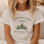 Camiseta Personalizado Nombre Familia Navidad Árbol Granja<br><div class="desc">¡Que los niños salgan de vacaciones animados con esta linda camiseta! Con el nombre de su familia y el retro diseño de una granja de árboles de Navidad en verde sabio,  es perfecto para diversión familiar festiva y estilo de temporada.</div>