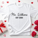 Camiseta Personalizado Sra. Apellido Bride Wifey Bridal Bod<br><div class="desc">Personalizado Sra. Apellido Novia Esposa Boda de novia T-Shirt</div>