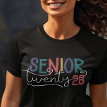 Camiseta Personalizado superior de graduación en negrita en<br><div class="desc">Celebra tu año mayor con esta moderna y elegante camiseta con un audaz "SenIOR 223" en mayúsculas y caligrafía de colores retro. Personalizar fácilmente esta camiseta con el año actual editando el campo de plantilla; todos los colores son personalizables</div>