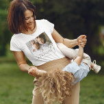 Camiseta Personalizado te queremos, mamá.<br><div class="desc">Camiseta de mamá personalizada que incluye una preciosa foto familiar de los niños,  un lindo overlay cardíaco,  el dicho "te queremos mamá" y los nombres de los niños.</div>