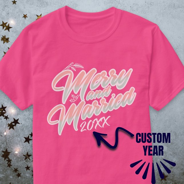 Camiseta Personalizados rosados con escritura casada y mora (Merrily and Married Script Pink Custom Year Xmas T-Shirt)