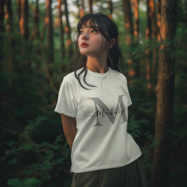 Camiseta Personalizar el Monograma Nombre inicial de la muj (Personalize Monogram Initial Name Women's White T-Shirt)