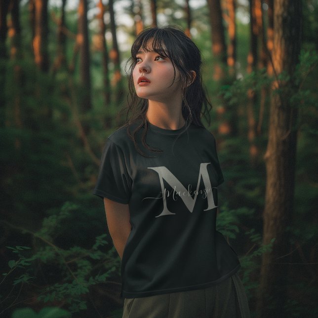 Camiseta Personalizar el nombre inicial del monograma Mujer (Personalize Monogram Initial Name Women's Dark T-Shirt)