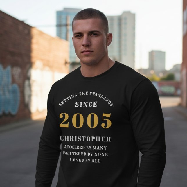 Camiseta Personalized 21st Birthday 2005 Add Name (Born 2005 Standards Birthday Long Sleeve T-shirt. Background out of focus.)