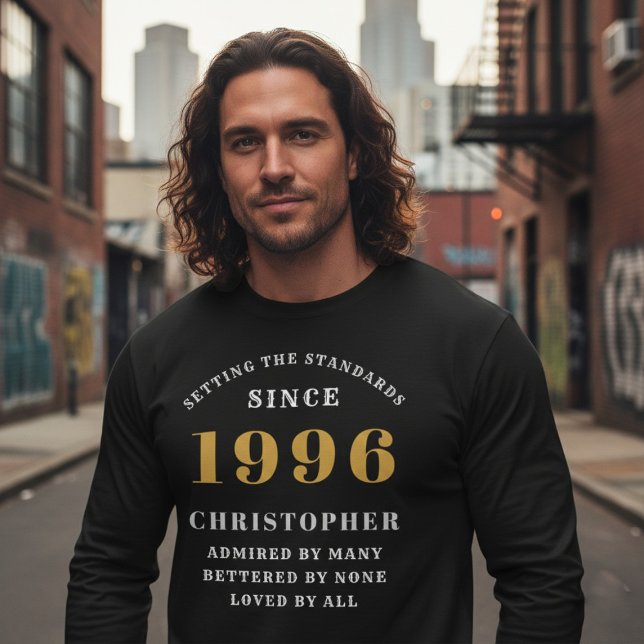 Camiseta Personalized 30th Birthday 1996 Add Name (Born 1996 long sleeve birthday t-shirt. Background out of focus.)