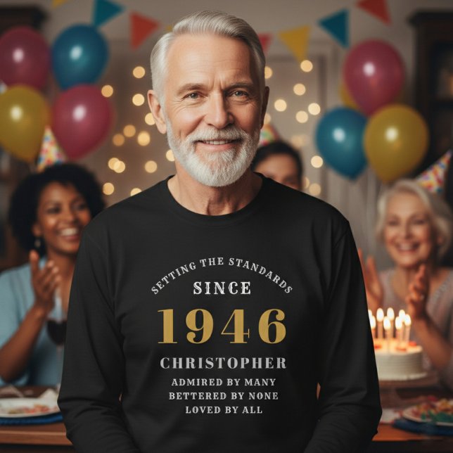 Camiseta Personalized 80th Birthday 1946 Add Name (Born 1946 long sleeve t-shirt. Party background.)