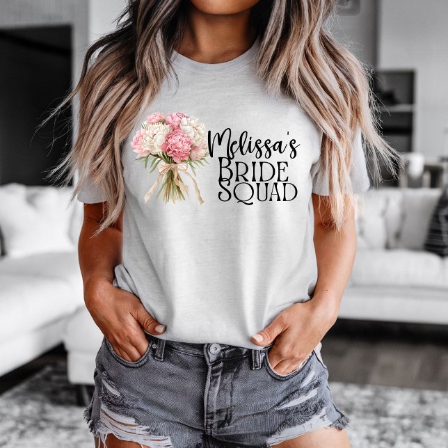 Camiseta Personalized Bride Squad T-shirt (Personalize this cute Bride Squad t-shirt. )