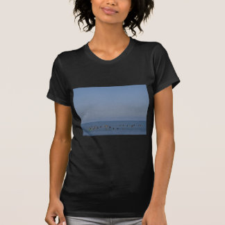 Camiseta personas que practica surf que esperan una onda