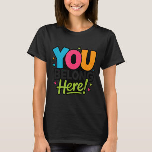 Camiseta Pertenece Aquí Colorido Inclusivo Positividad Amab