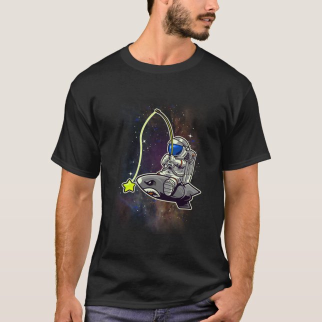 Camiseta Pesca astronauta de peces en cohetes en el espacio (Anverso)