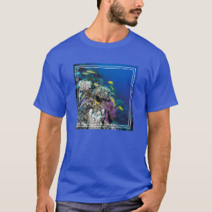 Camiseta Pescado de gallina alrededor de un pequeño coral