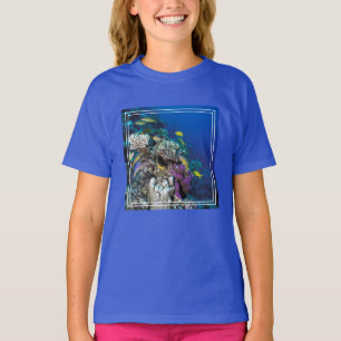 Camiseta Pescado de gallina alrededor de un pequeño coral