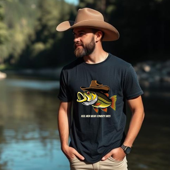 Camiseta Pescado gracioso usando un Gorra de vaquero- camis (Bass Fish Funny T shirt Reel Men Wear Cowboy Hats Fathers day Birthday gift for him)