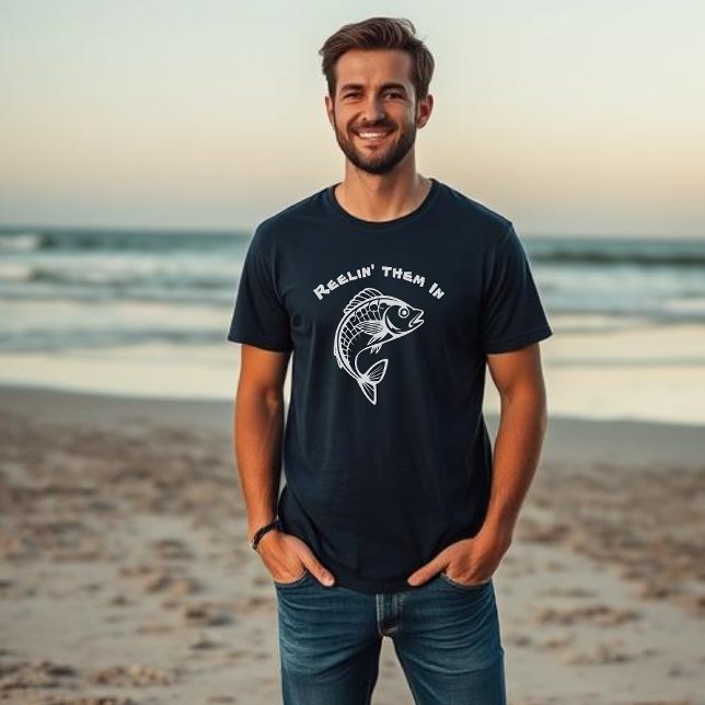 Camiseta Pescado Relajándolas En (Fish Graphic Reelin them In)