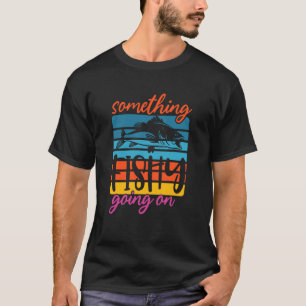 Camiseta Pescador Divertido Algo Sospechoso Está Pasando