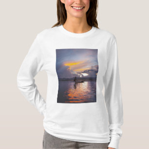 Camiseta Pescador Intha remando con la pierna una barca de 