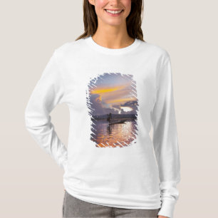 Camiseta Pescador Intha remando con la pierna una barca pes