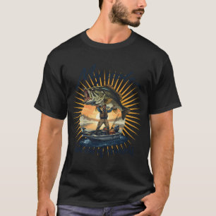 Camiseta Pescador sosteniendo una lubina de boca grande de