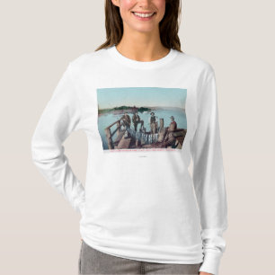 Camiseta Pescadores que muestran la captura del día