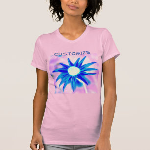 Camiseta Pétalos azules sobre diseño rosa