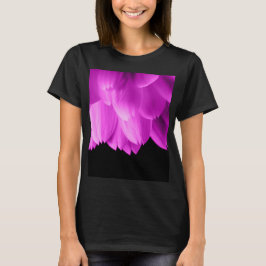 Camiseta Pétalos de flores rosadas calientes sobre negro