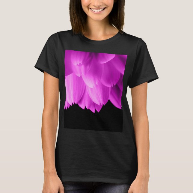 Camiseta Pétalos de flores rosadas calientes sobre negro (Anverso)