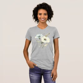 Camiseta Pétalos Susurrantes: Flor de Azul Suave y Crema
