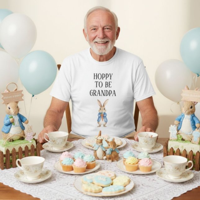 Camiseta Peter Rabbit Baby Shower Hoppy Para Ser Abuelo (This playful Peter Rabbit tee makes him part of the baby shower celebration in the sweetest way.)