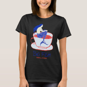 Camiseta Pez Grande Estanque Pequeño - Sirena en una Taza d