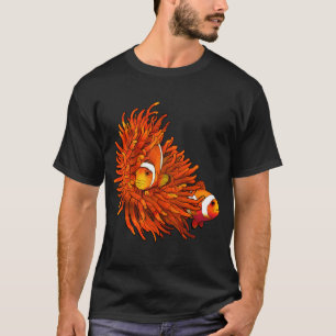 Camiseta Pez payaso acullándose con su anémona
