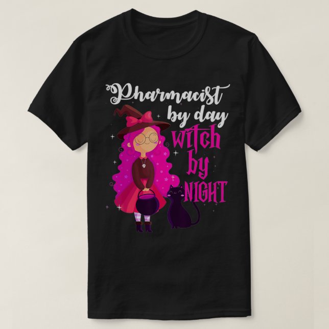 Camiseta Pharmacist by Day Witch by Night Halloween Gift  (Diseño del anverso)