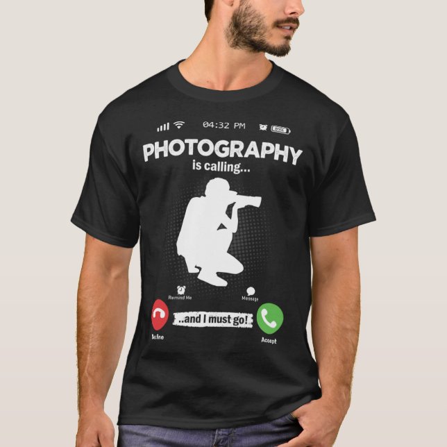 Camiseta Photography Is Calling I Must Go Camera Hobby Phot (Anverso)