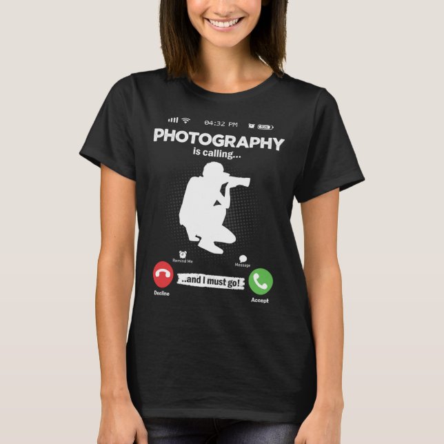 Camiseta Photography Is Calling I Must Go Camera Hobby Phot (Anverso)