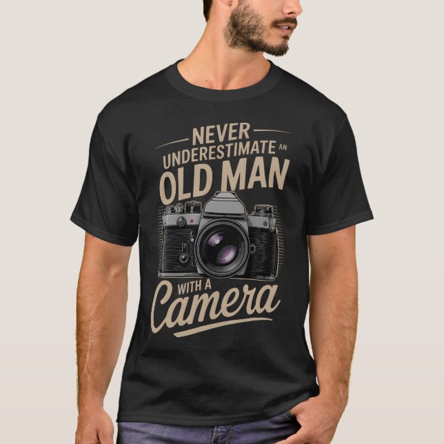 Camiseta Photography Never Underestimate An Old Man With A  (Anverso)