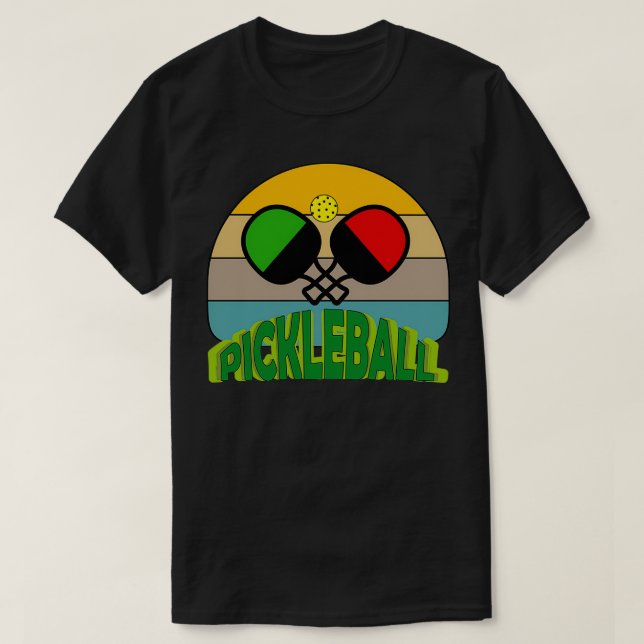 Camiseta Pickle Jugando Pickleball Deportes divertidos (Diseño del anverso)