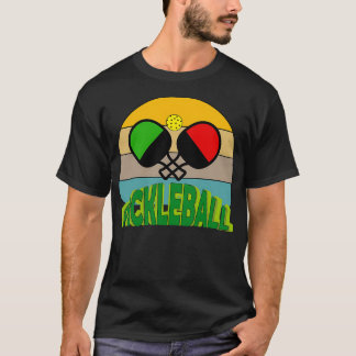 Camiseta Pickle Jugando Pickleball Deportes divertidos