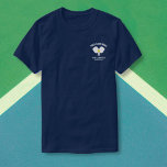 Camiseta Pickleball Club Paddle & Ball Personalizado<br><div class="desc">¿Amas el pickleball o conoces a alguien que lo hace? Entonces esta es la camisa perfecta que incluye remo cruzado, una bola de picnic amarilla y tres líneas de tu propio texto personalizado - agrega tu nombre de club, nombre de jugador, ciudad, estado, detalles del torneo, etc. - lo que...</div>