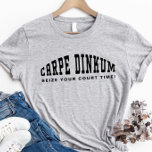 Camiseta Pickleball Pun Carpe Dinkum Funny Moderno Cute<br><div class="desc">El diseño de una camiseta divertida incluye un juego de pickleball "CARPE DINKUM" en un diseño elegante de efecto de texto curvo. "CONSULTE TU TIEMPO JUDICIAL", o plantilla de texto personalizado le permite personalizar aún más la declaración. Adecuado para ser transferido a camisetas de piquetes para mujeres y niños, el...</div>