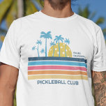 Camiseta Pickleball Sunset Guay Retro Stripes Personalizado<br><div class="desc">Camiseta super fría de pelota de fusilería con una "puesta de sol" de bola de picnic y rayas retro vintage. Añade dos líneas de texto personalizado: el nombre del club de pickleball, la ubicación, el nombre del equipo o el dicho de pickleball. Hace un regalo perfecto para un amigo de...</div>