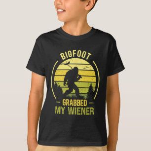 Camiseta Pie Grande Agarrada Mi Wiener Funny Bbq Sasquatch