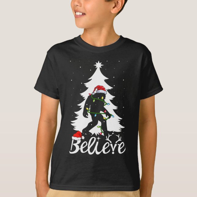Camiseta Pie grande con árbol de navidad Sasquatch Creyente (Anverso)
