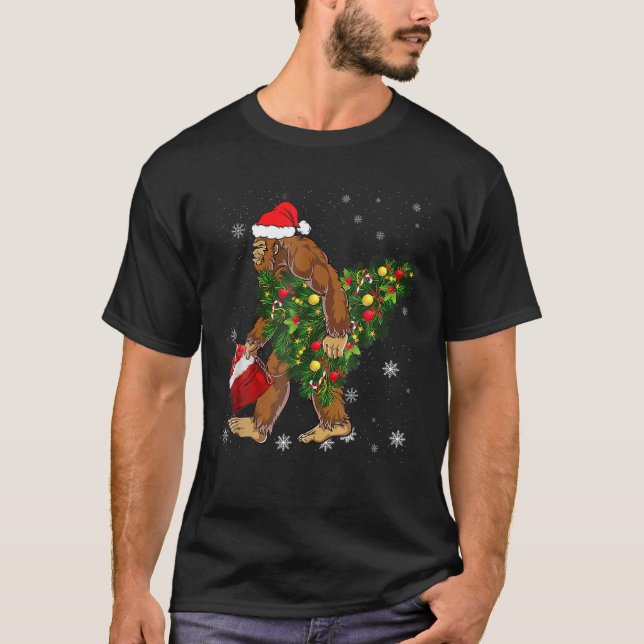 Camiseta Pie grande con árbol de navidad Sasquatch Creyente (Anverso)
