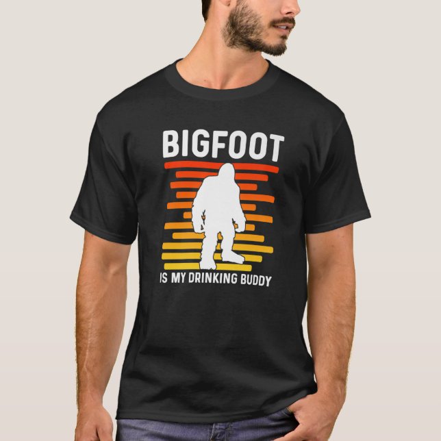 Camiseta Pie grande es mi bebida Buddy Retro Sasquatch (Anverso)